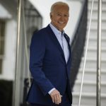 El presidente de Estados Unidos, Joe Biden, sale de la Casa Blanca para abordar el Marine One, en Washington, este 27 de enero de 2024. EFE/EPA/Samuel Corum/Pool