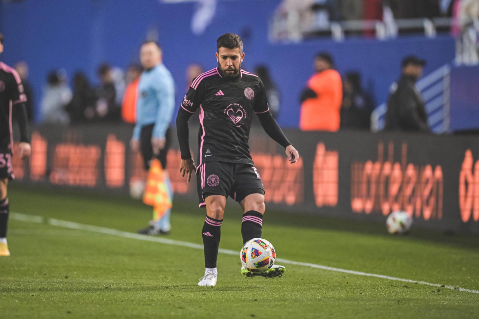 Fotografía cedida por Inter Miami CF donde aparece el defensa español Jordi Alba mientras controla un balón durante el partido contra el FC Dallas disputado el lunes en el estadio Cotton Bowl en Dallas, Texas. EFE/Inter Miami