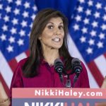 La exgobernadora de Carolina del Sur y candidata presidencial republicana Nikki Haley se dirige a sus seguidores reunidos para un evento nocturno de caucus en un hotel en West Des Moines, Iowa. EE.UU EFE/EPA/JUSTIN LANE