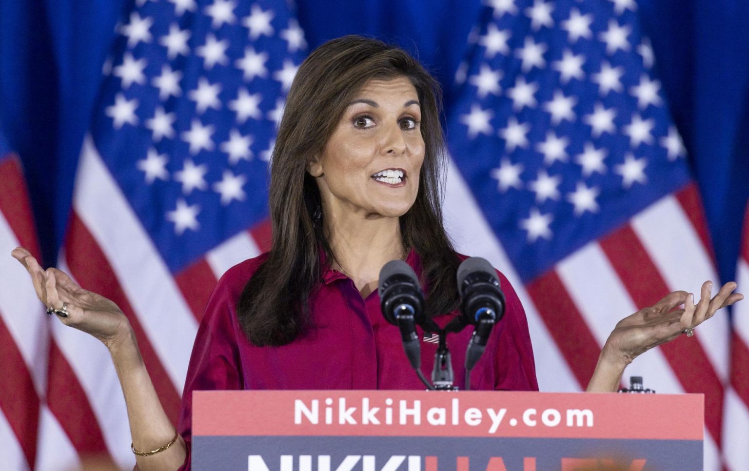 La exgobernadora de Carolina del Sur y candidata presidencial republicana Nikki Haley se dirige a sus seguidores reunidos para un evento nocturno de caucus en un hotel en West Des Moines, Iowa. EE.UU EFE/EPA/JUSTIN LANE