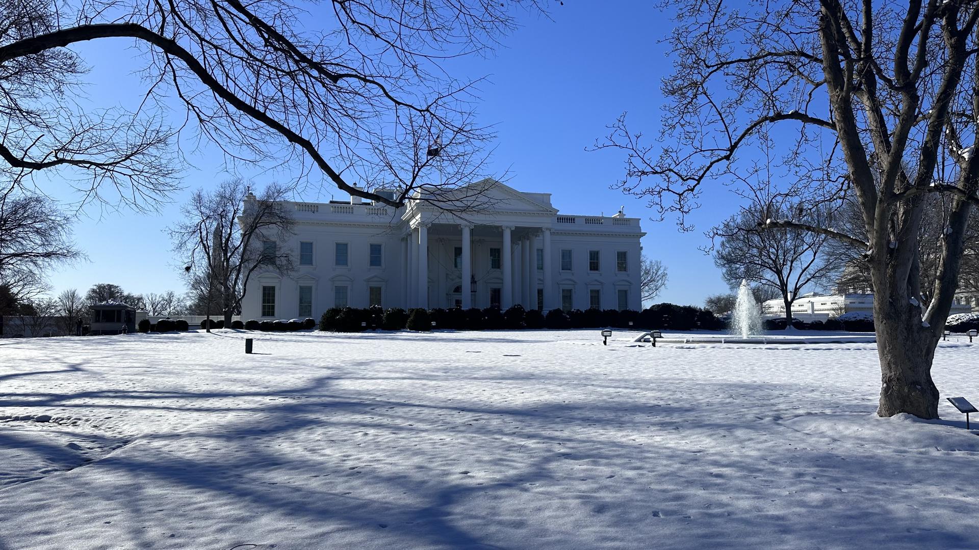 Fotografía de la Casa Blanca después de la primera nevada del año, hoy, en Washington (EE.UU.). EFE/ Octavio Guzmán
