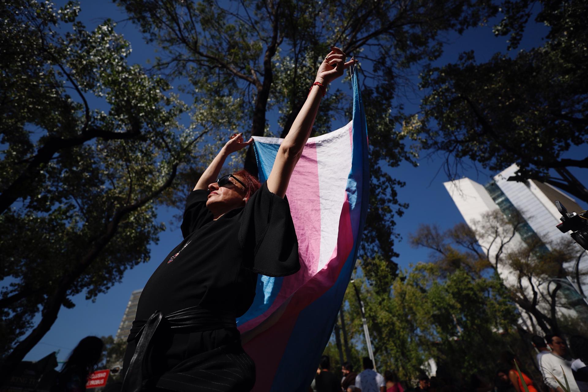 Un grupo de activistas de colectivos trans marchan en la Ciudad de México (México). EFE/Sáshenka Gutiérrez
