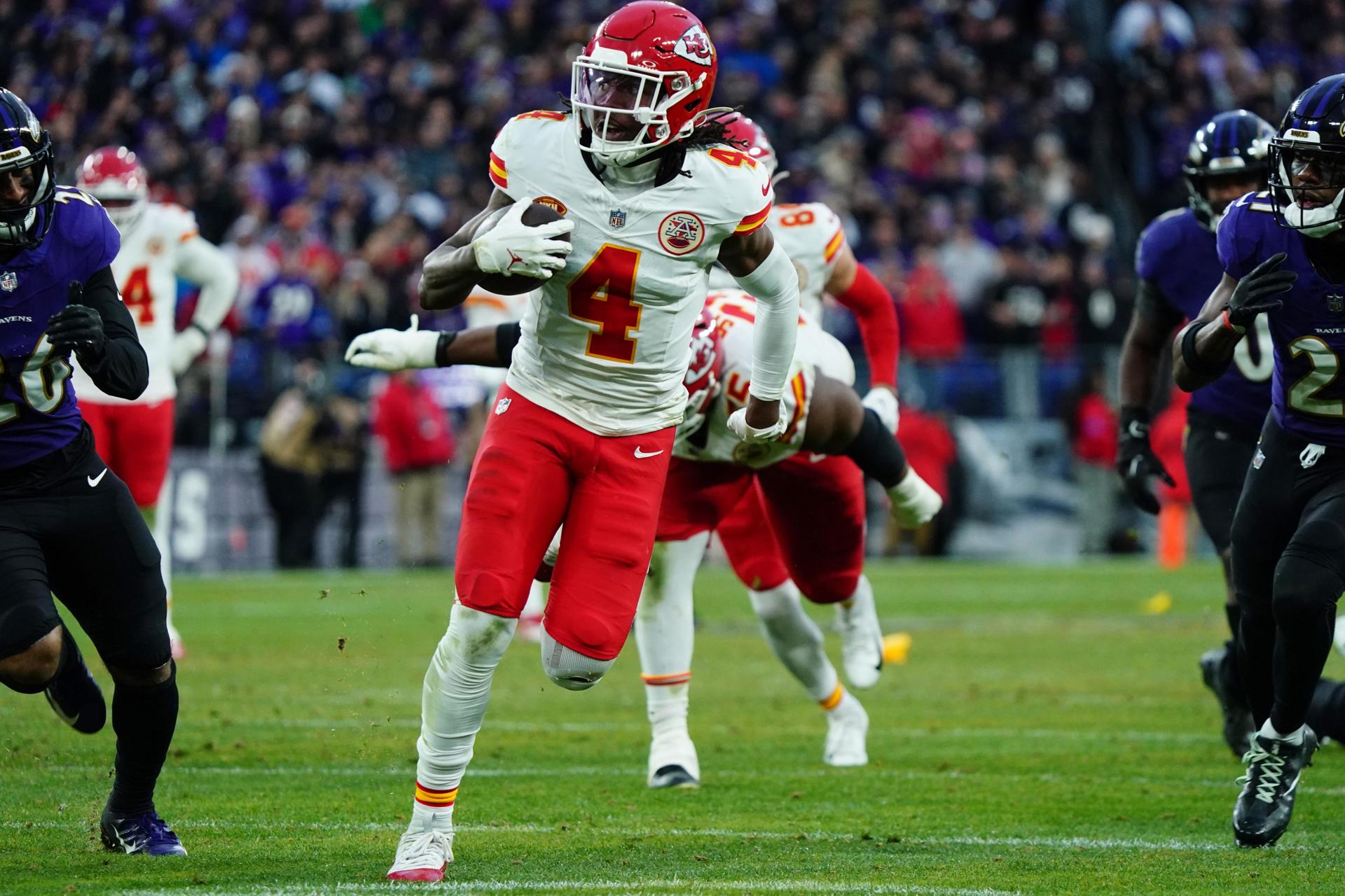 El receptor de Kansas City Chiefs Rashee Rice (C) corre para yardas adicionales después de una captura de un pase del mariscal de campo de Kansas City Chiefs Patrick Mahomes contra los Baltimore Ravens. EFE/EPA/SHAWN THEW
