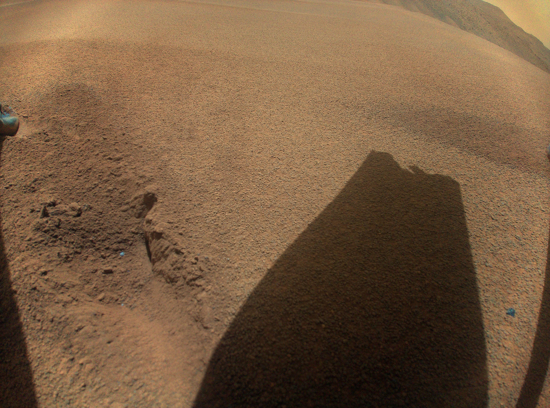 Fotografía cedida por la NASA de una imagen en color que muestra la sombra de una pala del rotor del helicóptero Ingenuity Mars dañada durante un aterrizaje brusco después de su vuelo número 72 el 18 de enero de 2024. EFE/NASA/JPL-Caltech /SOLO USO EDITORIAL /NO VENTAS /SOLO DISPONIBLE PARA ILUSTRAR LA NOTICIA QUE ACOMPAÑA /CRÉDITO OBLIGATORIO
