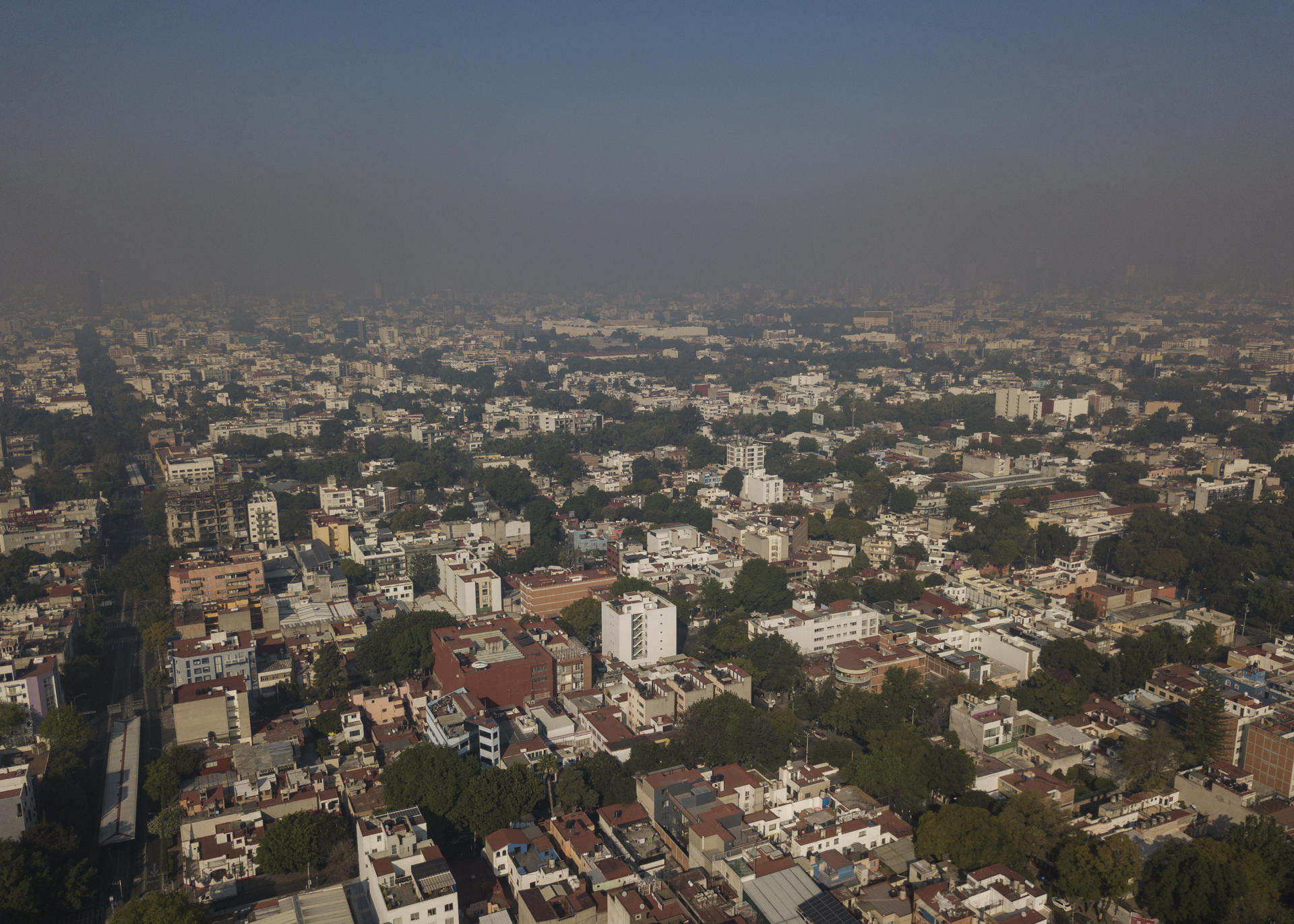 Fotografía tomada desde un drone, donde se observa la contaminación del aire, este lunes en la Ciudad de México (México). EFE/Isaac Esquivel
