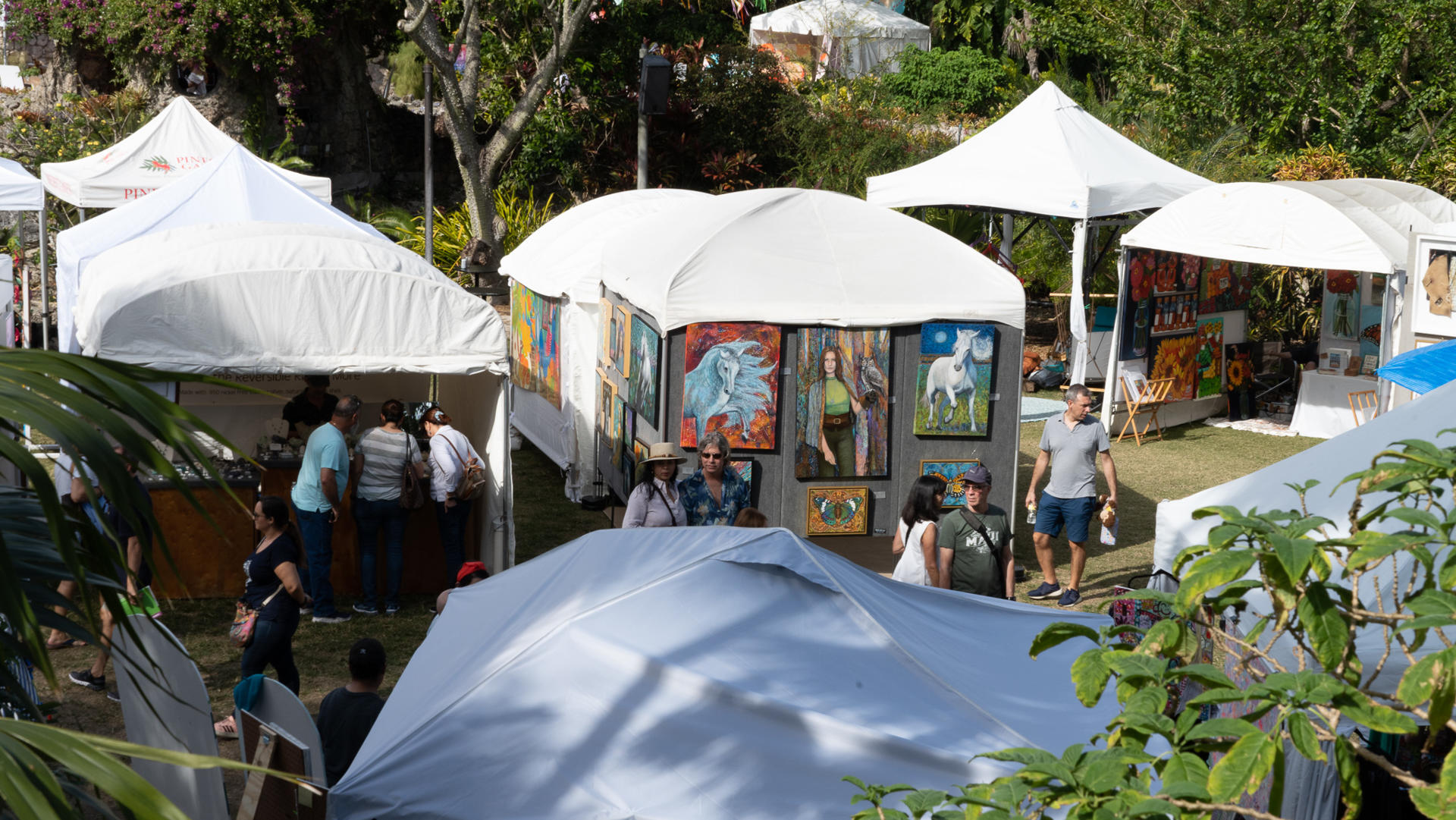 Fotografía cedida por el Pueblo de Pinecrest donde aparecen unas personas mientras visitan la Feria de Arte y Diseño durante su edición del 2023 en Pinecrest, Florida. EFE/Village of Pinecrest /SOLO USO EDITORIAL /NO VENTAS /SOLO DISPONIBLE PARA ILUSTRAR LA NOTICIA QUE ACOMPAÑA /CRÉDITO OBLIGATORIO
