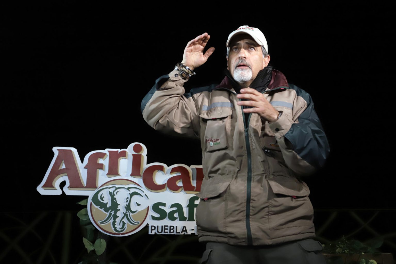 Frank Camacho, director general del zoológico Africam Safari, habla sobre la llegada de la jirafa Benito al parque de conservación, hoy, en Puebla (México). EFE/ Hilda Ríos