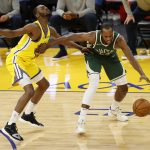 El jugador de los Milwaukee Bucks Khris Middleton (i), enfrenta a su rival de los Golden State Warriors Andrew Wiggins (d), en una fotografía de archivo. EFE/John G. Mabanglo