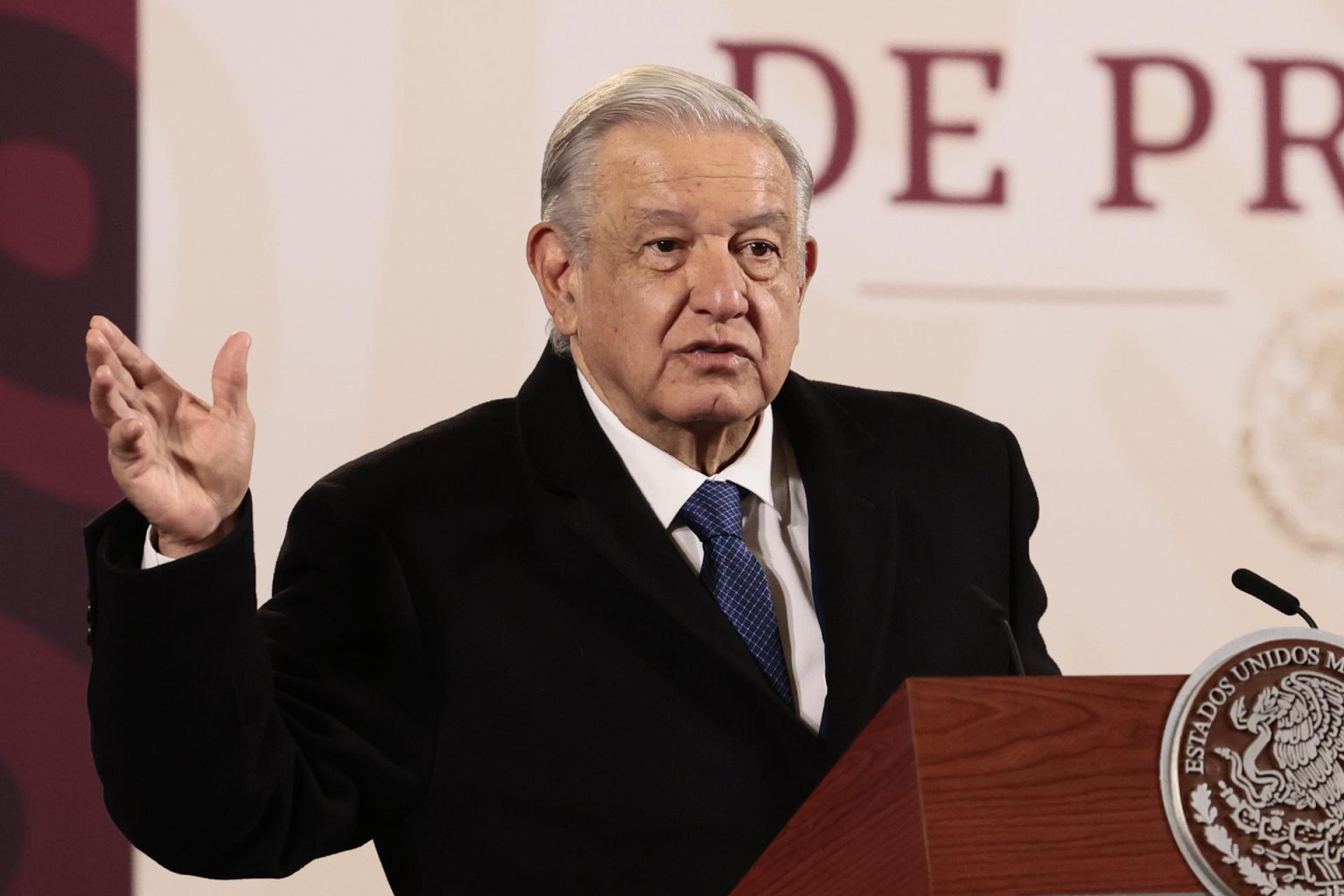 El presidente de México, Andrés Manuel López Obrador, habla durante su conferencia de prensa matutina hoy, en el Palacio Nacional en la Ciudad de México (México). EFE/ José Méndez