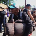 Migrantes permanecen en un campamento improvisado en una cancha deportiva hoy, en el municipio de Mapastepec, estado de Chiapas (México). EFE/ Juan Manuel Blanco