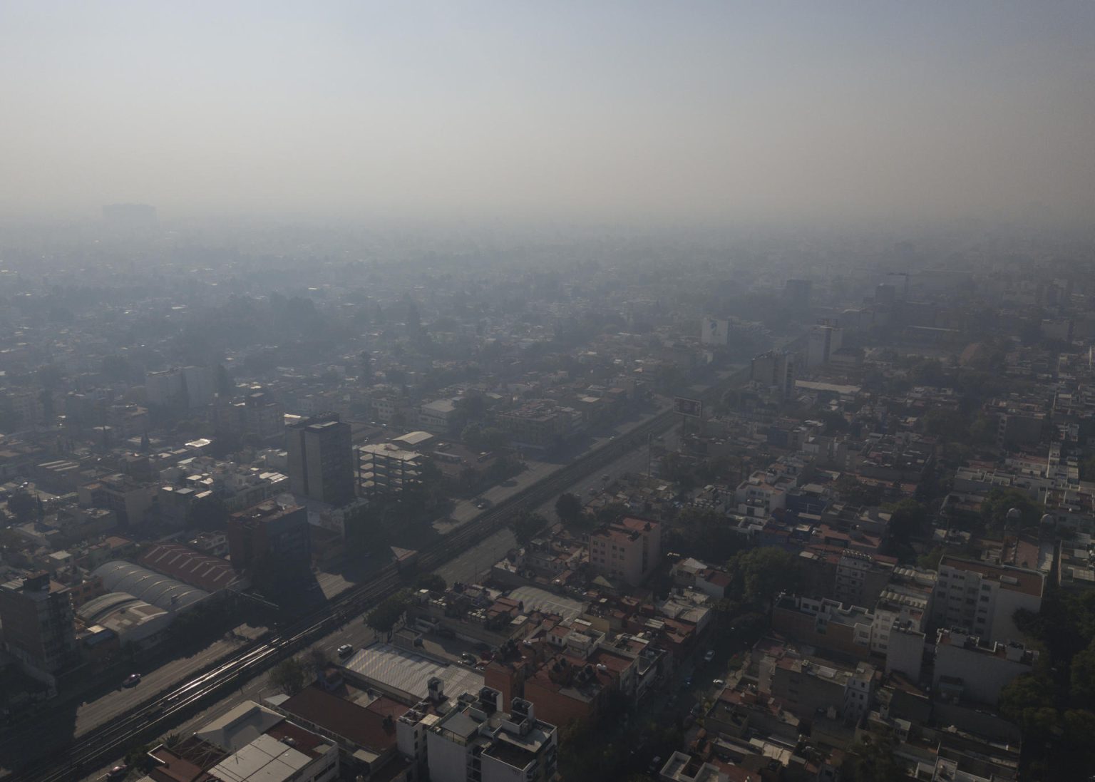 Fotografía tomada desde un drone, donde se observa la contaminación del aire, este lunes en la Ciudad de México (México). EFE/Isaac Esquivel