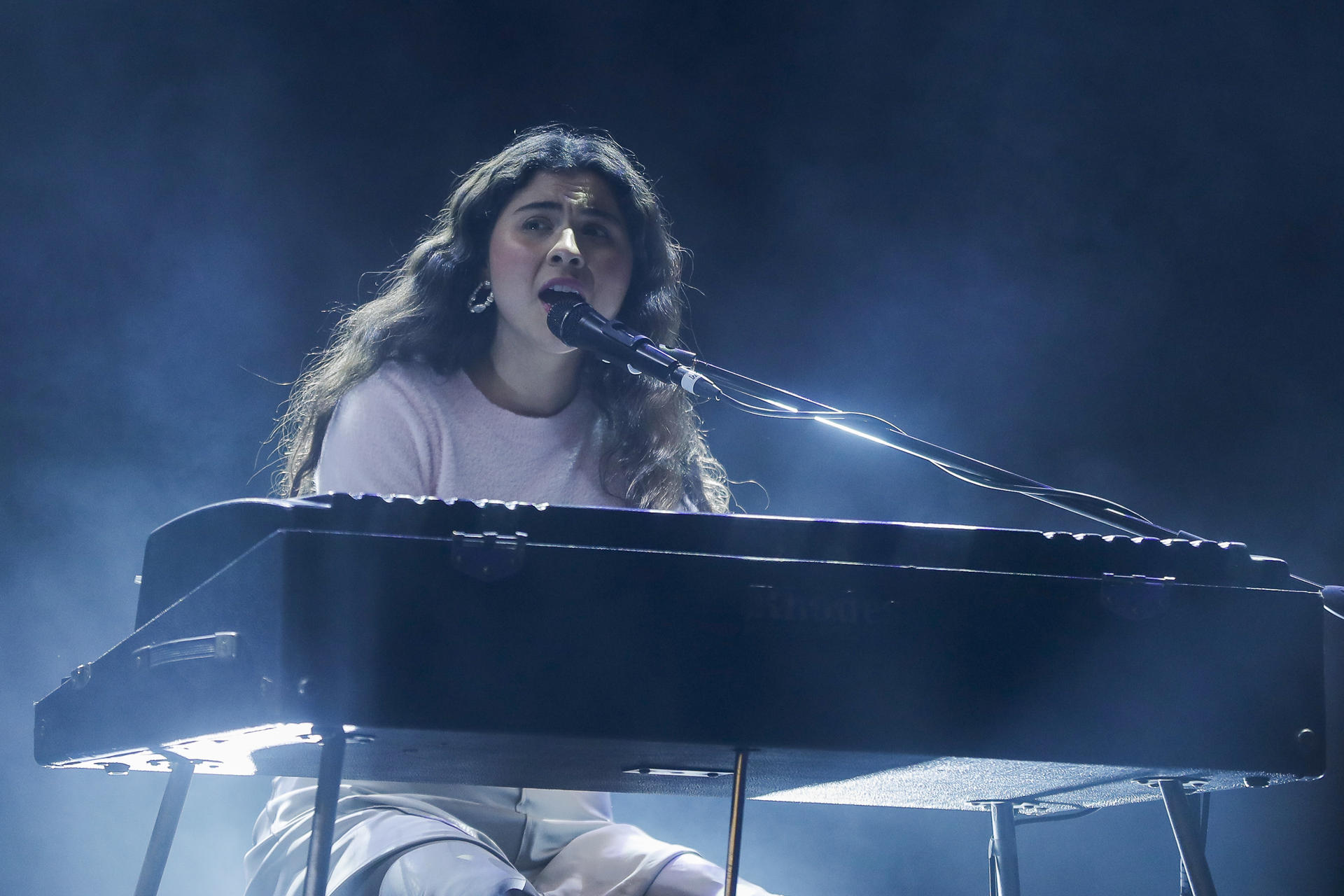 La cantautora mexicana Silvana Estrada interpreta hoy una canción durante la presentación de la edición 24 del festival Vive Latino, en el teatro Metropólitan de Ciudad de México (México). EFE/Isaac Esquivel
