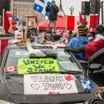 Manifestantes antivacunas bloquean una calle frente al edificio del Parlamento canadiense en Ottawa, Ontario (Canadá). EFE/Julio César Rivas