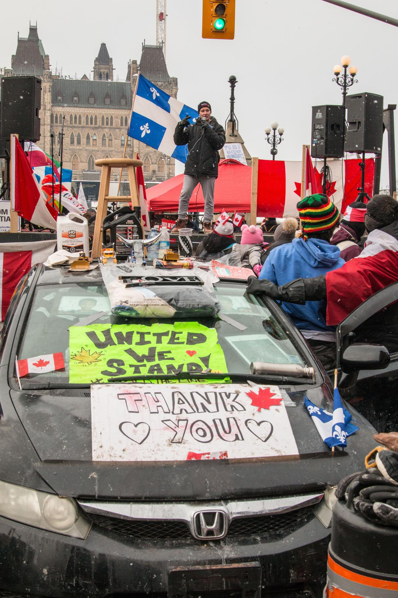 Manifestantes antivacunas bloquean una calle frente al edificio del Parlamento canadiense en Ottawa, Ontario (Canadá). EFE/Julio César Rivas