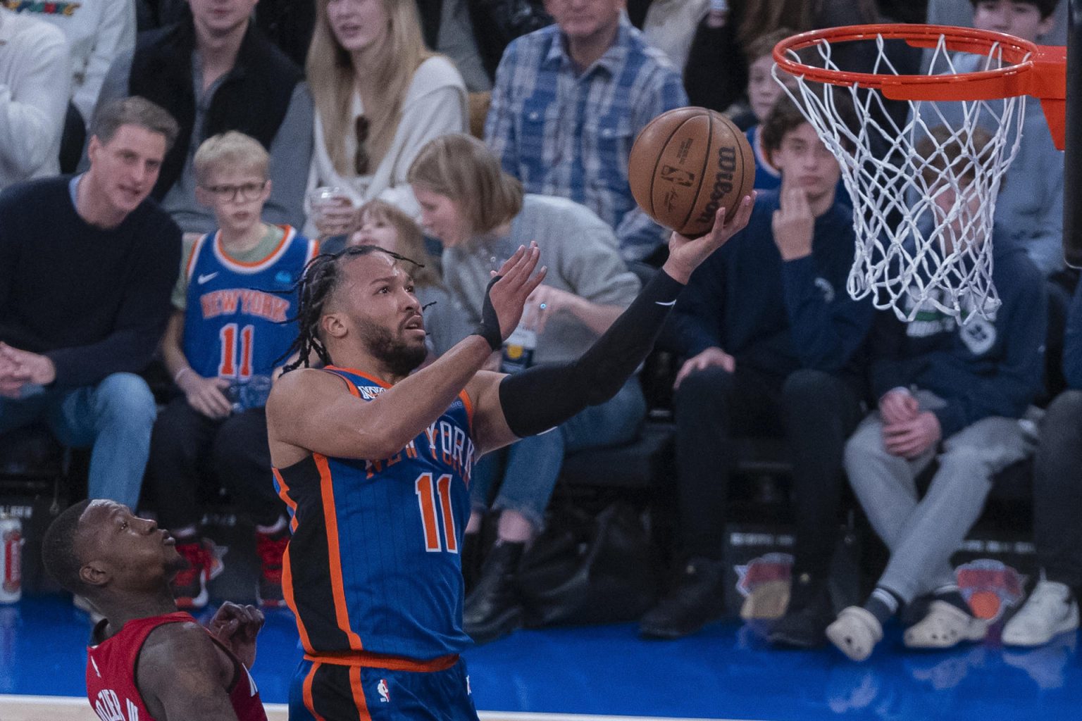 Jalen Brunson (d) de Knicks salta por un balón hoy, durante un partido de la NBA entre New York Knicks y Miami Heat, en el Madison Equare Garden en Manhattan, Nueva York (EE.UU.). EFE/Angel Colmenares