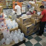 Fotografía de archivo donde aparecen varios ciudadanos de Miami mientras compran provisiones en un supermercado. EFE/Cristobal Herrera