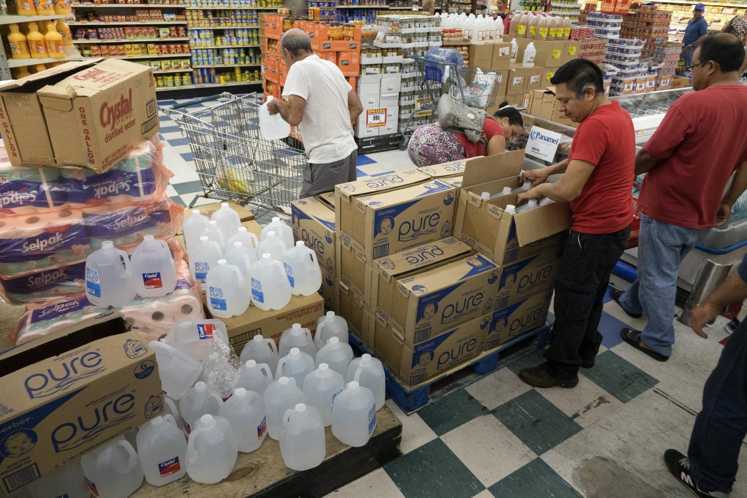 Fotografía de archivo donde aparecen varios ciudadanos de Miami mientras compran provisiones en un supermercado. EFE/Cristobal Herrera