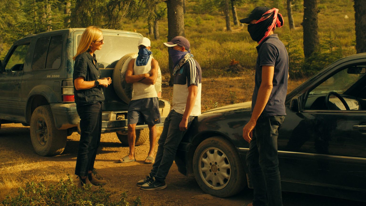 Fotograma cedido hoy por National Geographic donde aparece la periodista Mariana van Zeller mientras habla con transportistas de hachís en las montañas del Rif en el norte de Marruecos, durante un episodio de la serie documental 'Trafficked' ('Contrabandistas'). EFE/National Geographic /SOLO USO EDITORIAL /NO VENTAS /SOLO DISPONIBLE PARA ILUSTRAR LA NOTICIA QUE ACOMPAÑA /CRÉDITO OBLIGATORIO