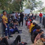 Migrantes en su mayoría de Haiti, permanecen en espera de su regularización migratoria hoy, en la Ciudad de Tapachula en el estado de Chiapas (México). EFE/Juan Manuel Blanco