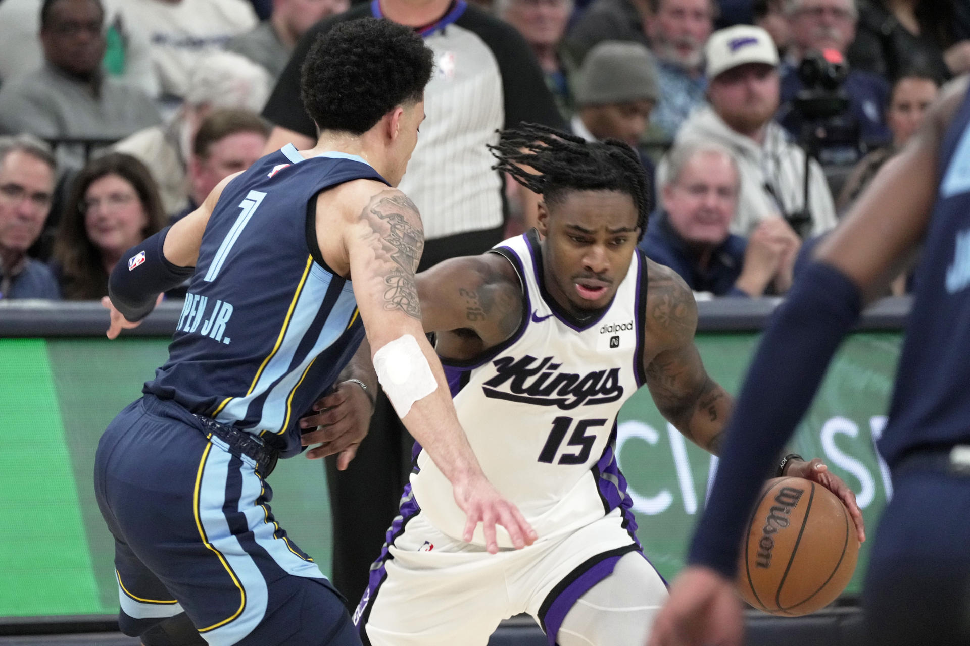 Davion Mitchell (d) de Sacramento Kings avanza contra Memphis Grizzlies hoy, en un juego de la NBA en FedEx Forum en Memphis (EE.UU.). EFE/ Karen Pulfer Focht
