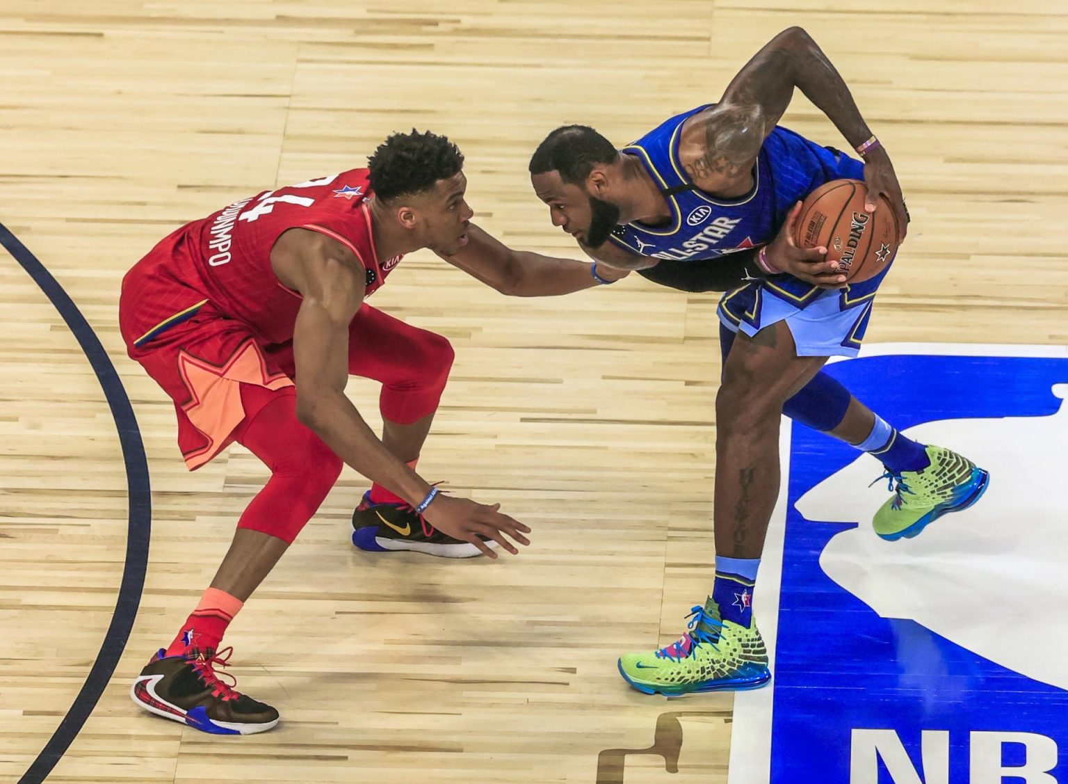 Giannis Antetokounmpo (i) y LeBron James (d), en una fotografía de archivo. EFE/EPA/Nuccio Dinuzzo