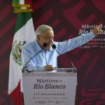 Fotografía cedida por la Presidencia de México del mandatario mexicano, Andrés Manuel López Obrador, durante una gira de trabajo en el municipio de Río Blanco, en el estado de Veracruz (México). EFE/ Presidencia De México / SOLO USO EDITORIAL/ SOLO DISPONIBLE PARA ILUSTRAR LA NOTICIA QUE ACOMPAÑA (CRÉDITO OBLIGATORIO)