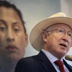 El embajador de Estados Unidos en México, Ken Salazar, habla hoy durante una conferencia de prensa en Ciudad de México (México). EFE/José Méndez