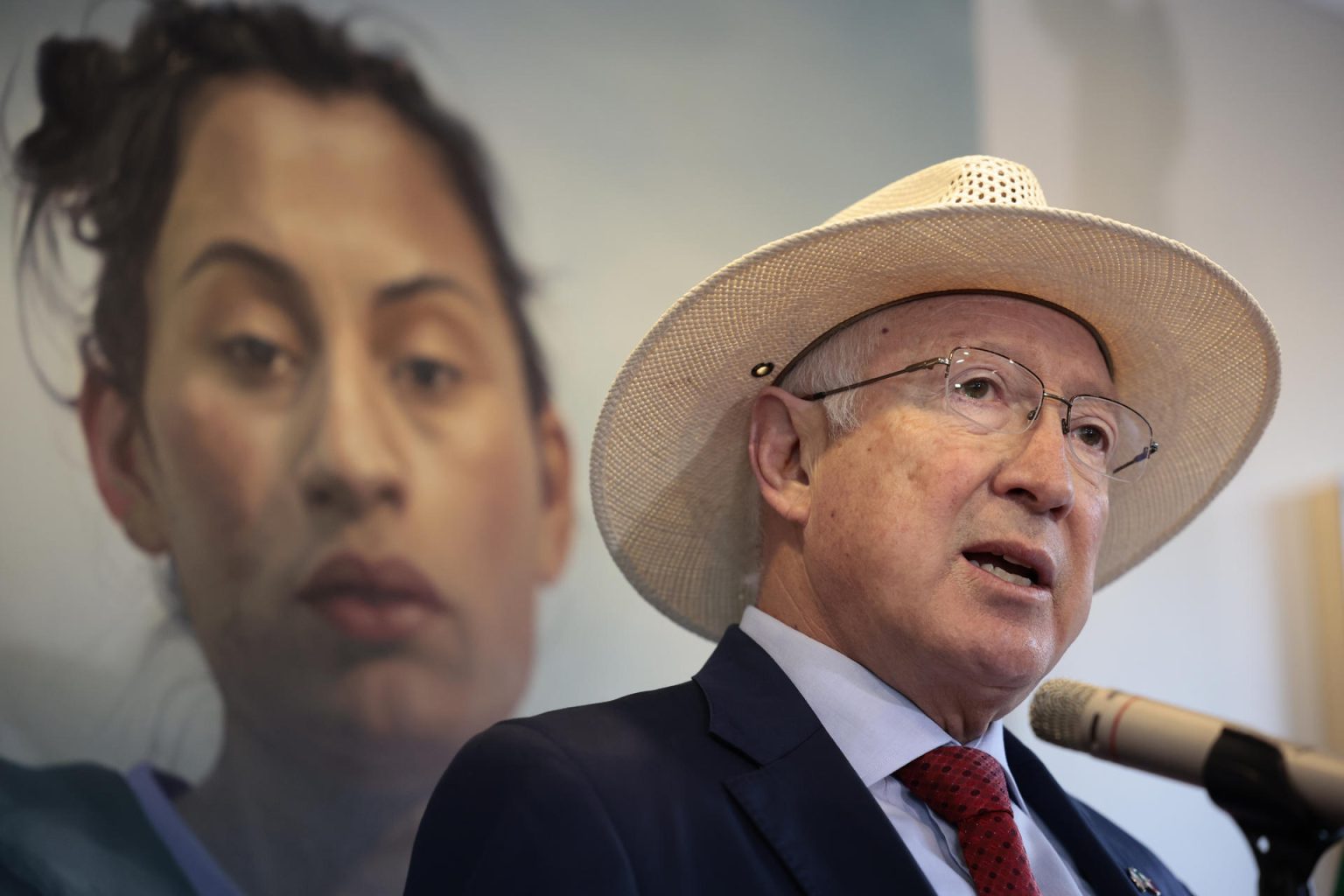 El embajador de Estados Unidos en México, Ken Salazar, habla hoy durante una conferencia de prensa en Ciudad de México (México). EFE/José Méndez