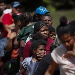 Migrantes caminan hacia la Estación de Recepción Migratoria (ERM) de Lajas Blancas luego de atravesar por varios días la selva del Darién (Panamá). Imagen de archivo. EFE/ Bienvenido Velasco