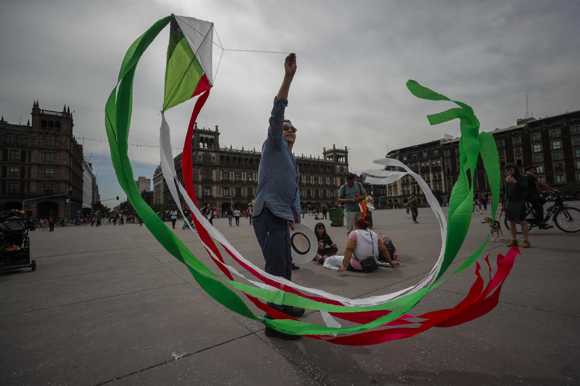 Un grupo de activistas acompañados de niños vuelan papalotes en solidaridad con Palestina, hoy en el Zócalo de la Ciudad de México (México). EFE/ Isaac Esquivel
