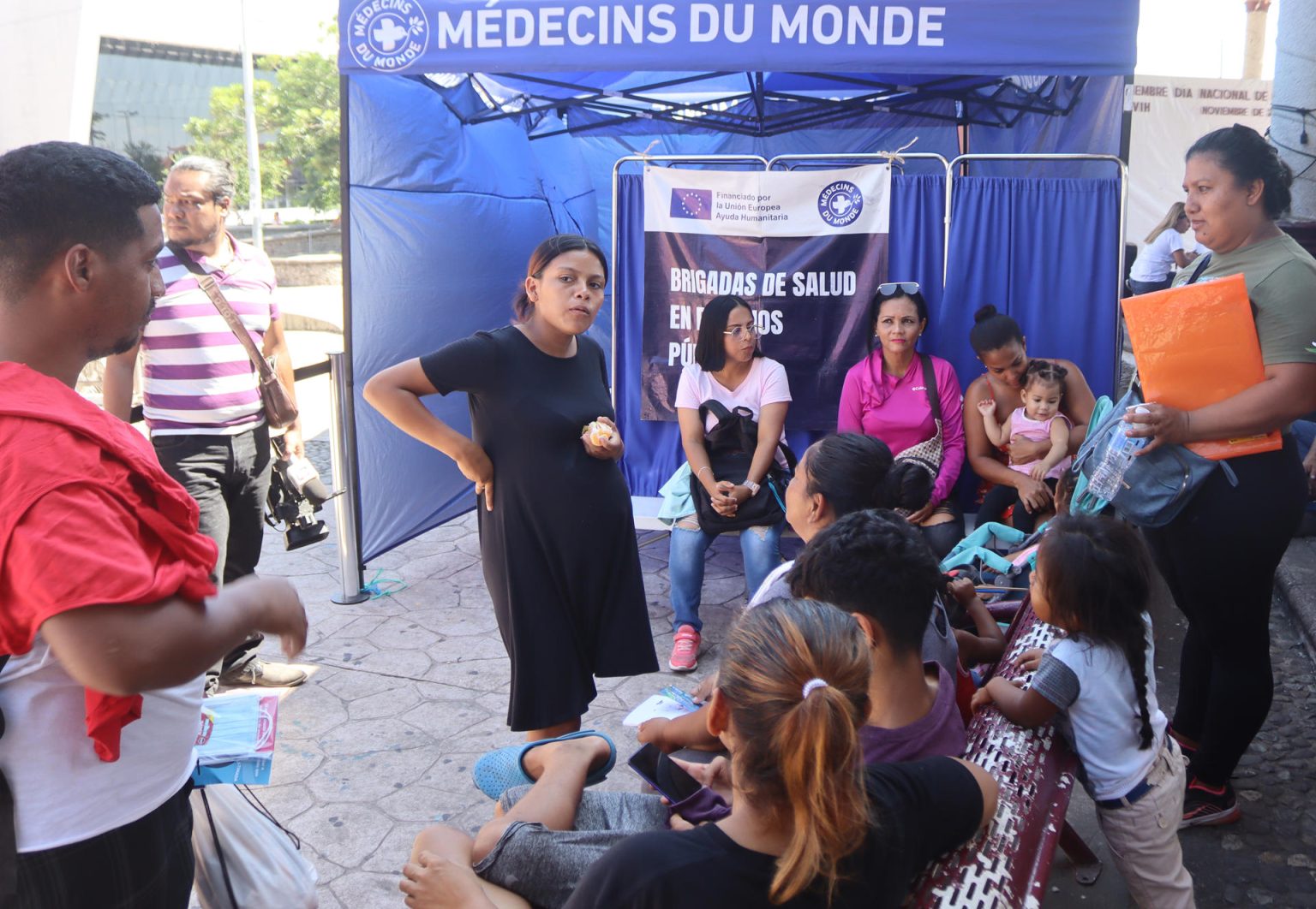 Fotografía de archivo de migrantes varados que reciben atención médica. EFE/Juan Manuel Blanco