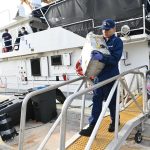 Fotografía cedida por la Guardia Costera de Estados Unidos donde aparece un miembro de la tripulación del buque guardacostas Margaret Norvell mientras descarga paquetes decomisados con más de una tonelada de cocaína, valorada en más de 32 millones de dólares hoy, a Miami, Florida (Estados Unidos). EFE/ Guardia Costera / SOLO USO EDITORIAL/ SOLO DISPONIBLE PARA ILUSTRAR LA NOTICIA QUE ACOMPAÑA (CRÉDITO OBLIGATORIO)