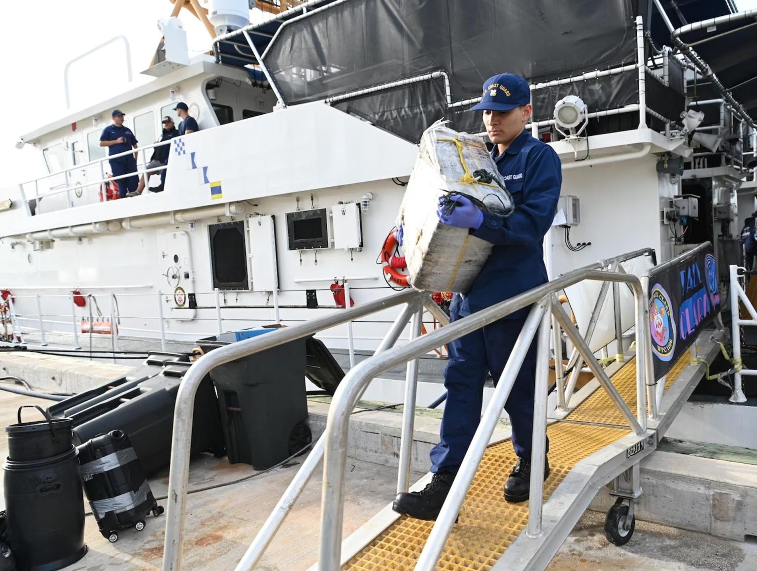 Fotografía cedida por la Guardia Costera de Estados Unidos donde aparece un miembro de la tripulación del buque guardacostas Margaret Norvell mientras descarga paquetes decomisados con más de una tonelada de cocaína, valorada en más de 32 millones de dólares hoy, a Miami, Florida (Estados Unidos). EFE/ Guardia Costera / SOLO USO EDITORIAL/ SOLO DISPONIBLE PARA ILUSTRAR LA NOTICIA QUE ACOMPAÑA (CRÉDITO OBLIGATORIO)