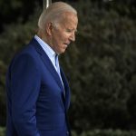 El presidente de Estados Unidos, Joe Biden, sale de la Casa Blanca para abordar el Marine One, en Washington, este 27 de enero de 2024. EFE/EPA/Samuel Corum/Pool