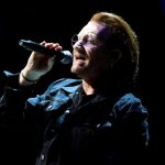 Fotografía de archivo del cantante de la banda irlandesa "U2", Bono, durante un concierto en el WiZink Center, en Madrid. EFE/Víctor Lerena