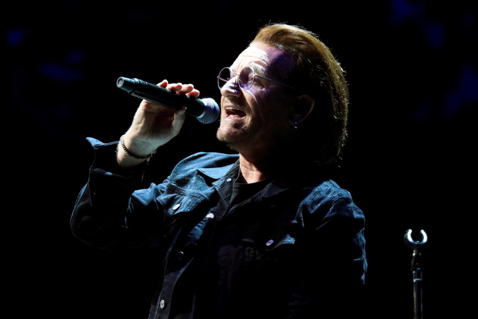 Fotografía de archivo del cantante de la banda irlandesa "U2", Bono, durante un concierto en el WiZink Center, en Madrid. EFE/Víctor Lerena