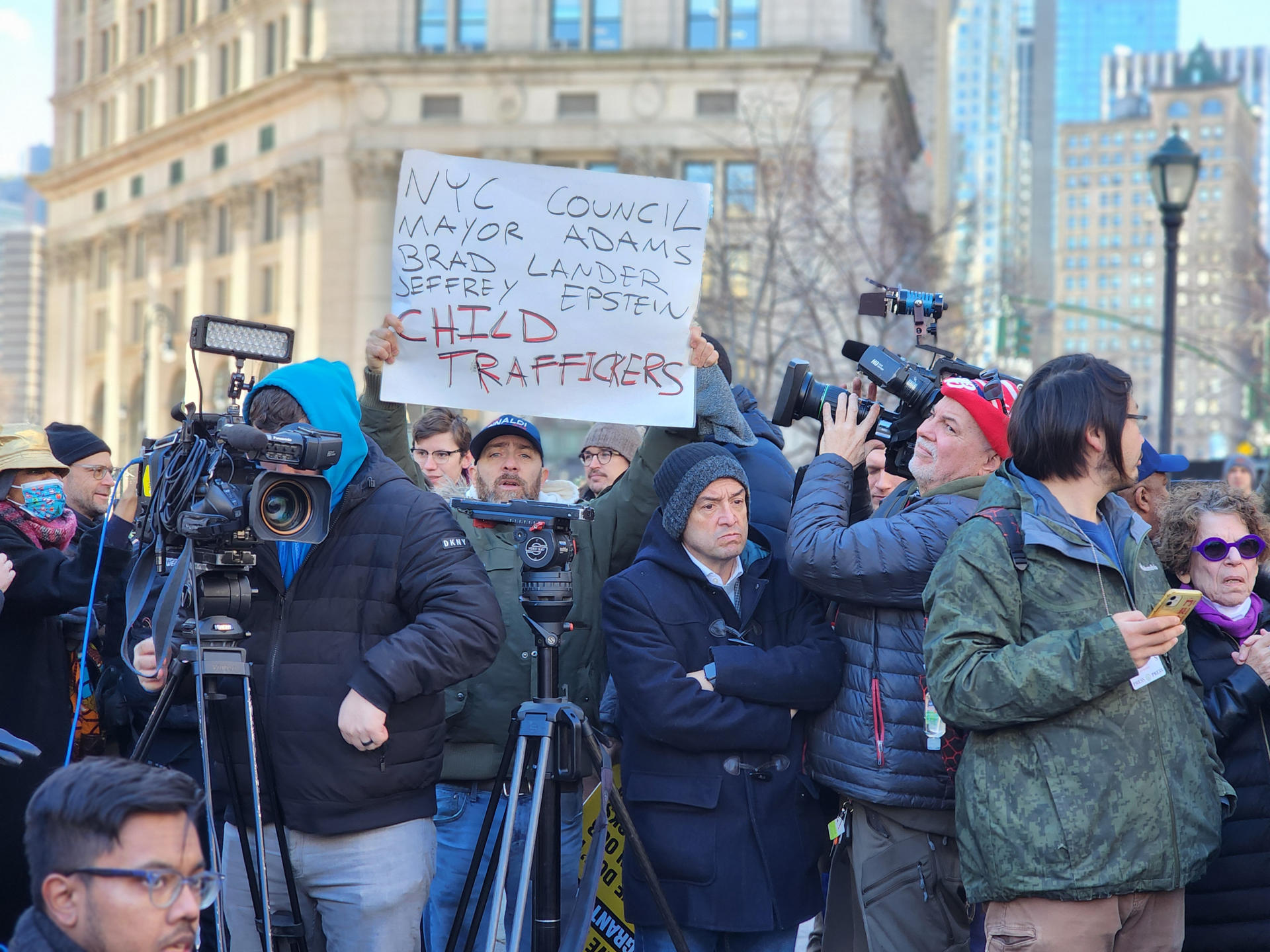 Ciudadanos neoyorquinos interrumpen la conferencia de prensa en apoyo a los inmigrantes llegados a la ciudad hace un año a pocos pasos de la alcaldía de Nueva York (Estados Unidos). EFE/Ruth E. Hernández
