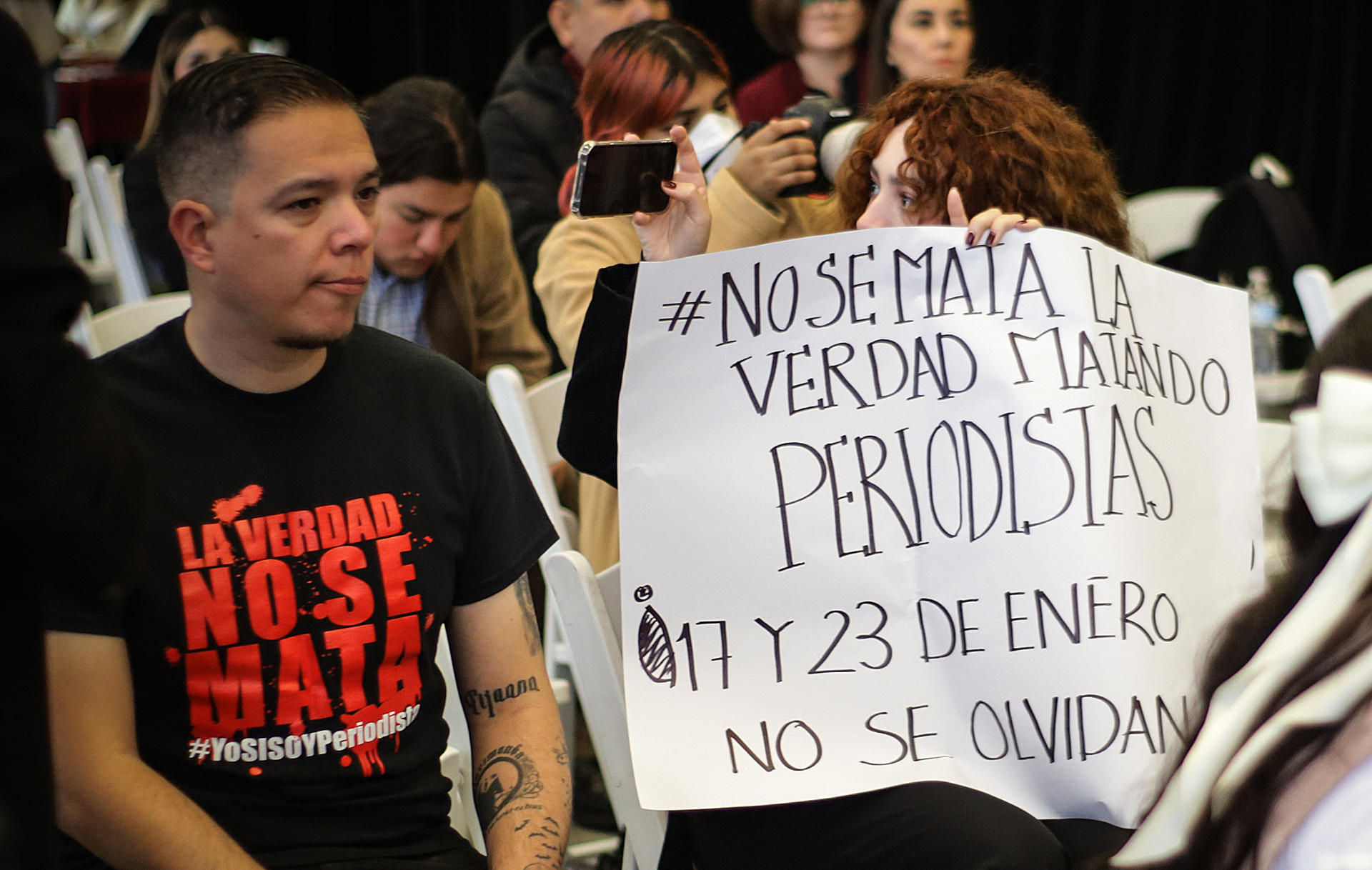 Periodistas y amigos del fotoperiodista asesinado Margarito Martínez se manifestaron durante una conferencia hoy, en la ciudad de Tijuana (México). EFE/Joebeth Terríquez
