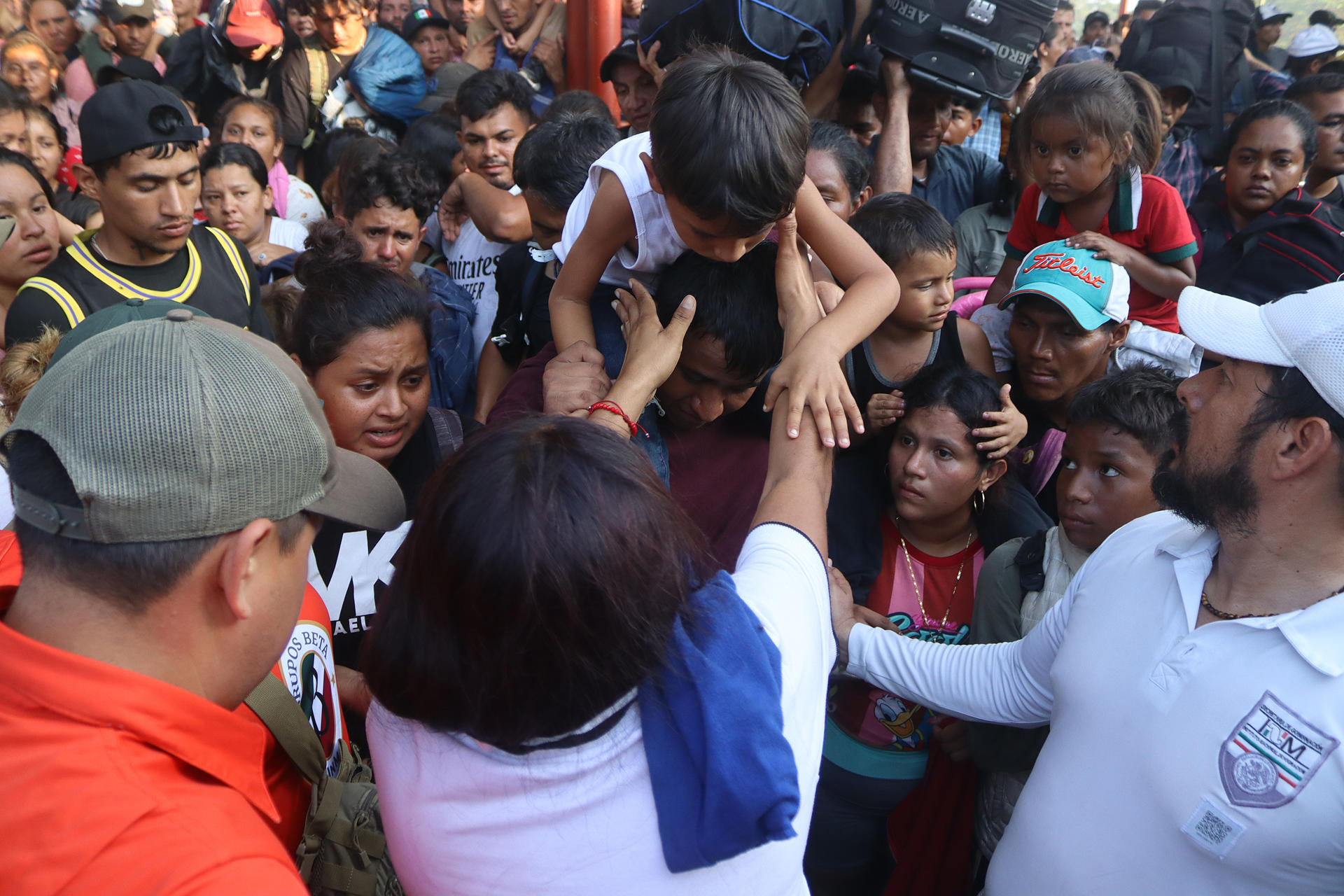 Migrantes se organizan para abordar un autobús del Instituto Nacional de Migración (INM) tras dar por terminada una caravana rumbo a Estados Unidos hoy, en el municipio de Mapastepec, estado de Chiapas (México). EFE/ Juan Manuel Blanco
