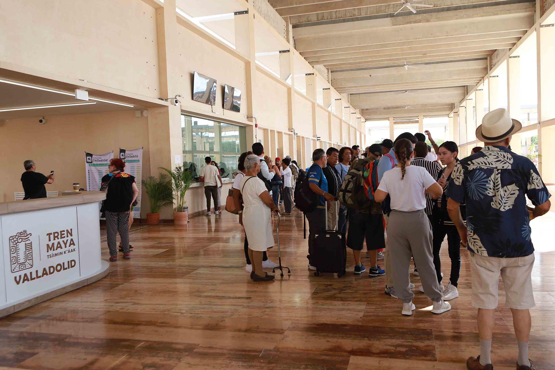 Pasajeros llegan a la estación Valladolid del Tren Maya, el 14 de enero de 2024 en el estado de Yucatán (México). EFE/Lourdes Cruz
