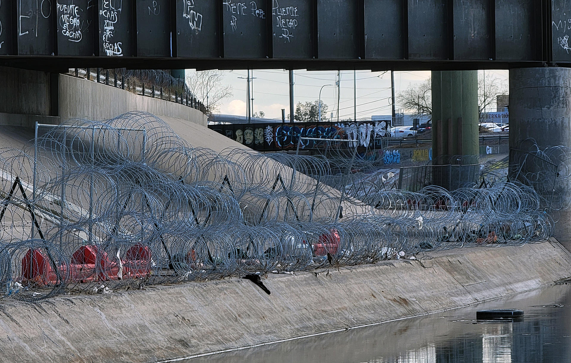 Vista de barricadas de alambre de púas, el 25 de enero de 2024 en el muro fronterizo desde Ciudad Juárez, Chihuahua (México). EFE/Luis Torres
