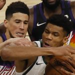 Fotografía de archivo en la que se registró al alero estrella de los Bucks de Milwaukee, Giannis Antetokounmpo (d), al disputar un balón con Devin Booker (i), guardia de los Suns de Phoenix, durante un partido de la NBA, en Phoenix (Arizona, EE.UU.). EFE/Tannen Maury