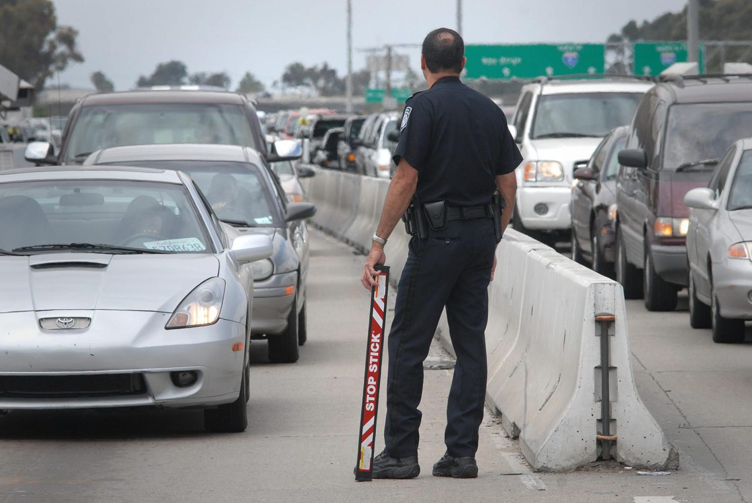 Unl inspector de la Oficina de Aduanas y Protección Fronteriza (CBP) monta guardia en un puesto de control en la entrada de San Ysidro en San Diego (California) en la frontera con México. EFE/David Maung