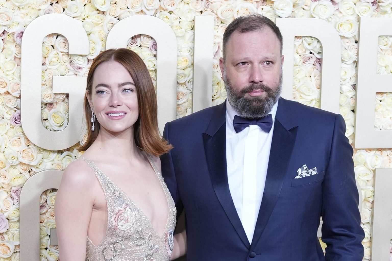 Emma Stone y Yorgos Lanthimos (R) llegan a la 81ª ceremonia anual de los Golden Globe Awards en el Beverly Hilton Hotel de Beverly Hills, California EFE/EPA/ALLISON DINNER