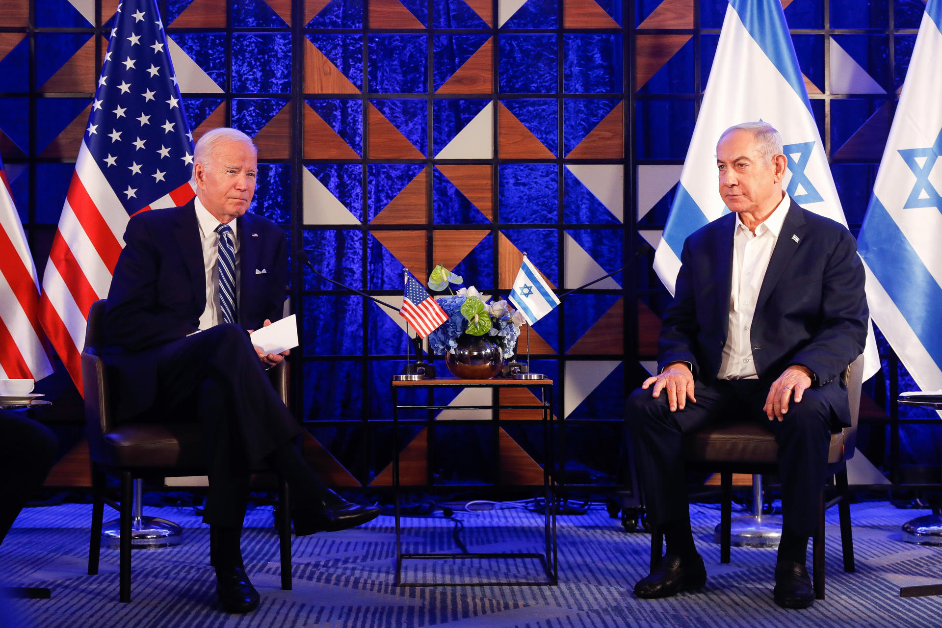 Fotografía de archivo fechada el 18 de octubre de 2023 donde aparece el presidente de Estados Unidos, Joe Biden (i), y el primer ministro de Israel, Benjamin Netanyahu (d), durante una conferencia de prensa conjunta en Tel Aviv (Israel). EFE/Miriam Alster
