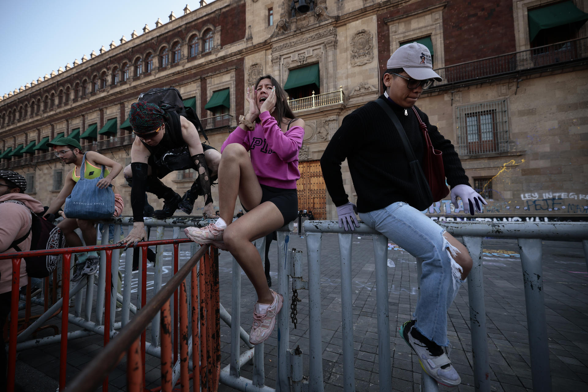 Agrupaciones LGBTI protestan este lunes en el Palacio Nacional de México, donde vive y trabaja el presidente Andrés Manuel López Obrador, tras la muerte de la activista y política Samantha Fonseca, la cuarta mujer trans asesinada en lo que va del año en el país, en Ciudad de México. EFE/ José Méndez
