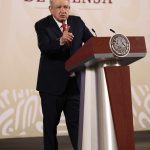 El presidente de México, Andrés Manuel López Obrador, habla durante una rueda de prensa hoy en el Palacio Nacional de la Ciudad de México (México). EFE/ José Méndez