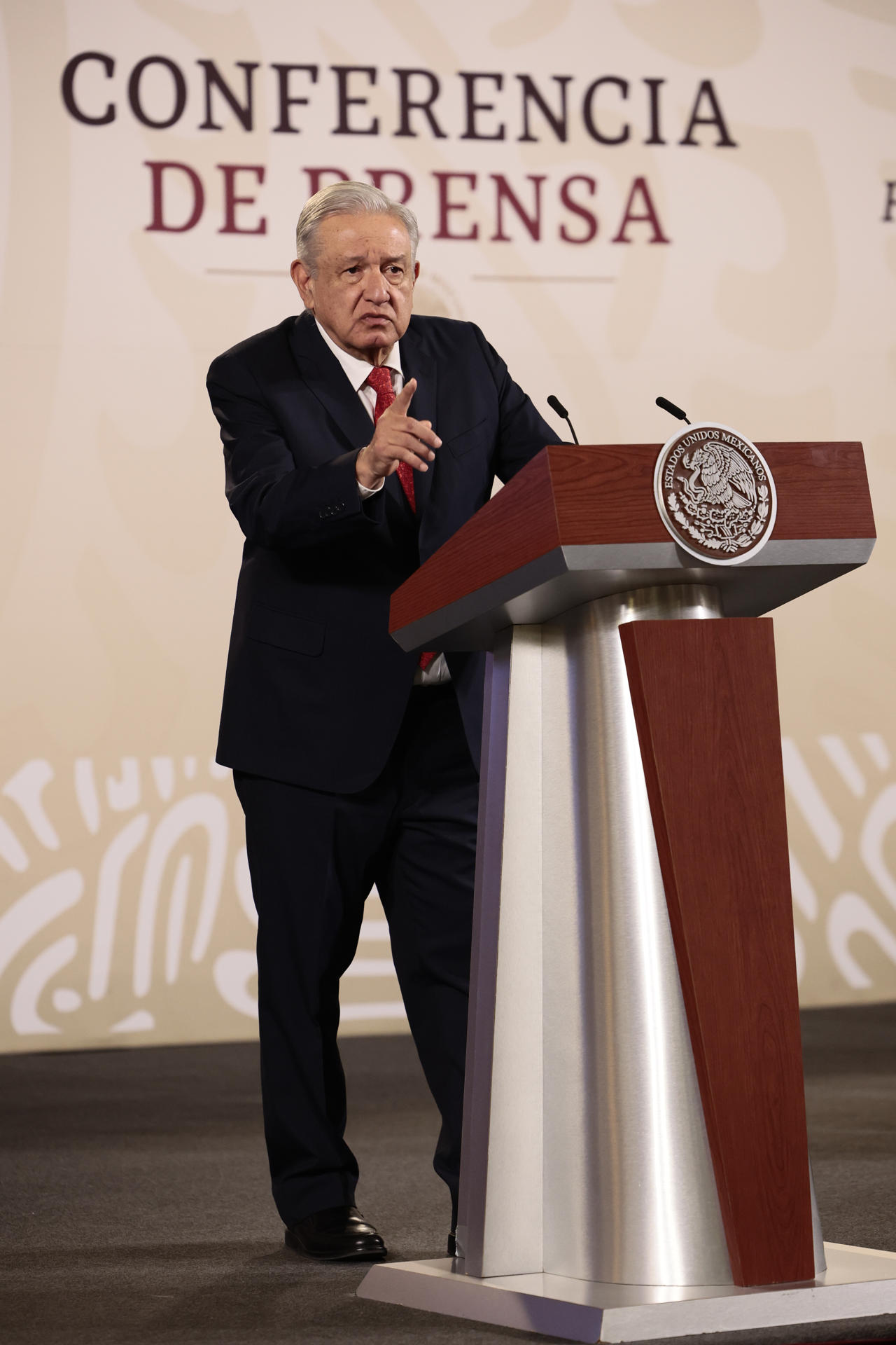 El presidente de México, Andrés Manuel López Obrador, habla durante una rueda de prensa hoy en el Palacio Nacional de la Ciudad de México (México). EFE/ José Méndez