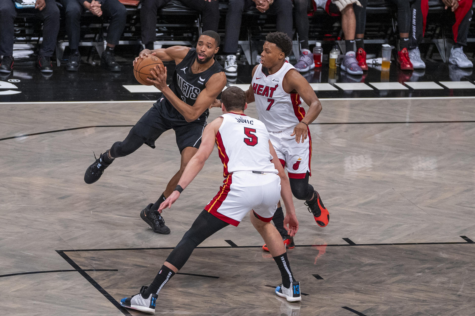 Mikal Bridges de Brooklyn Nets protege el balón de Nikola Jovic y Kyle Lowry de Miami Heat. EFE/ Ángel Colmenares
