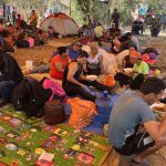 Migrantes descansan en un campamento improvisado hoy, en el municipio de San Pedro Tapanatepec en el estado de Oaxaca (México). EFE/Jesús Méndez